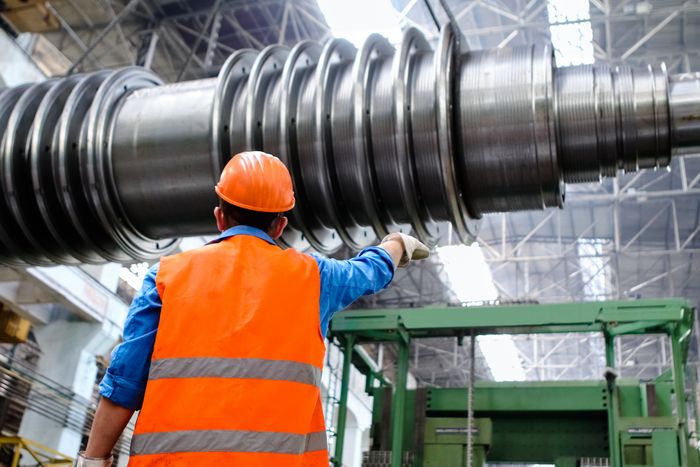 Especialista evaluando condiciones en una planta industrial
