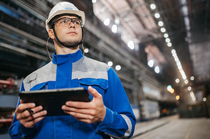 Técnico con tablet realizando un diagnóstico en una instalación industrial