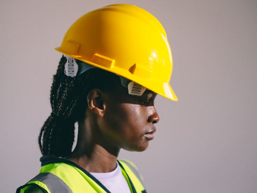 Ingeniera con casco y equipo de seguridad en sitio